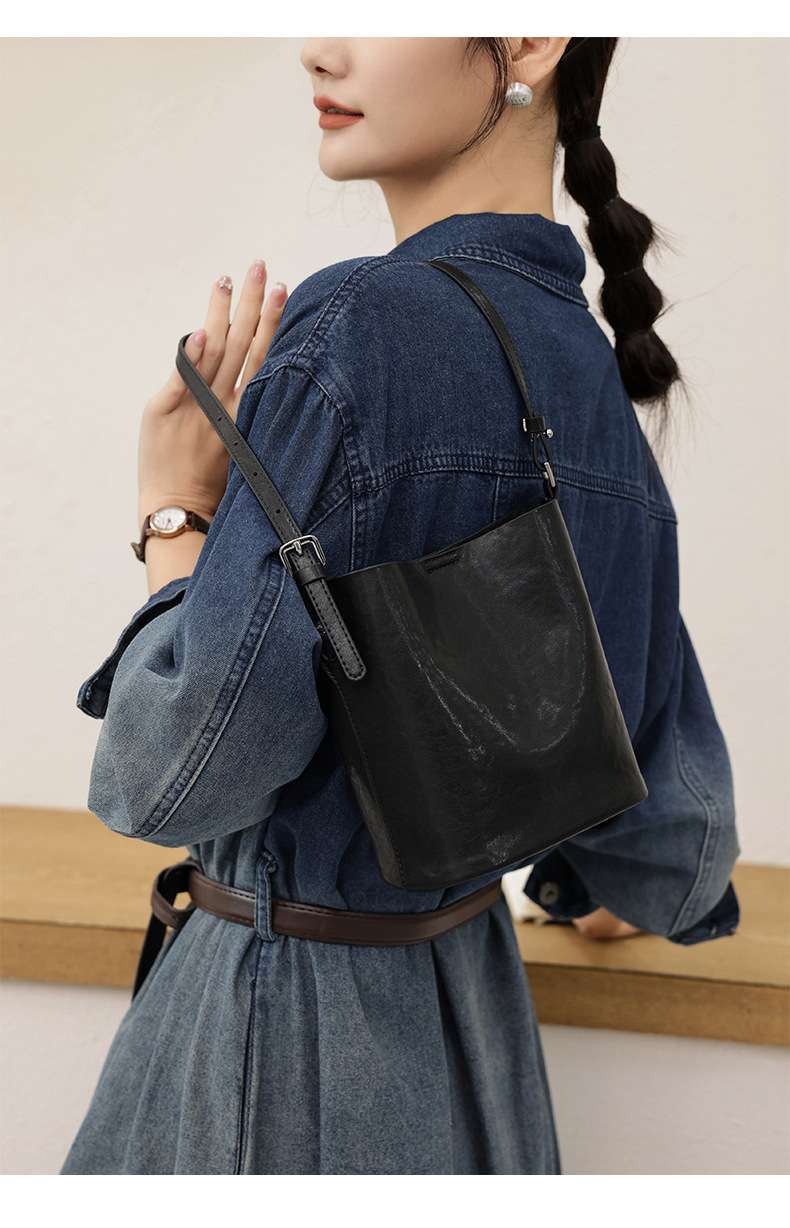 サコッシュ シンプル上質レザーミニバッグ