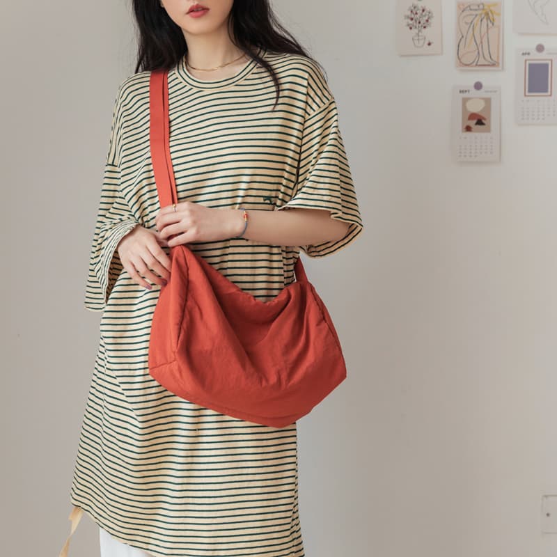 シンプル大容量ナイロンサコッシュ