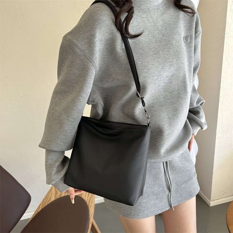 サコッシュ シンプル上質レザーショルダーバッグ