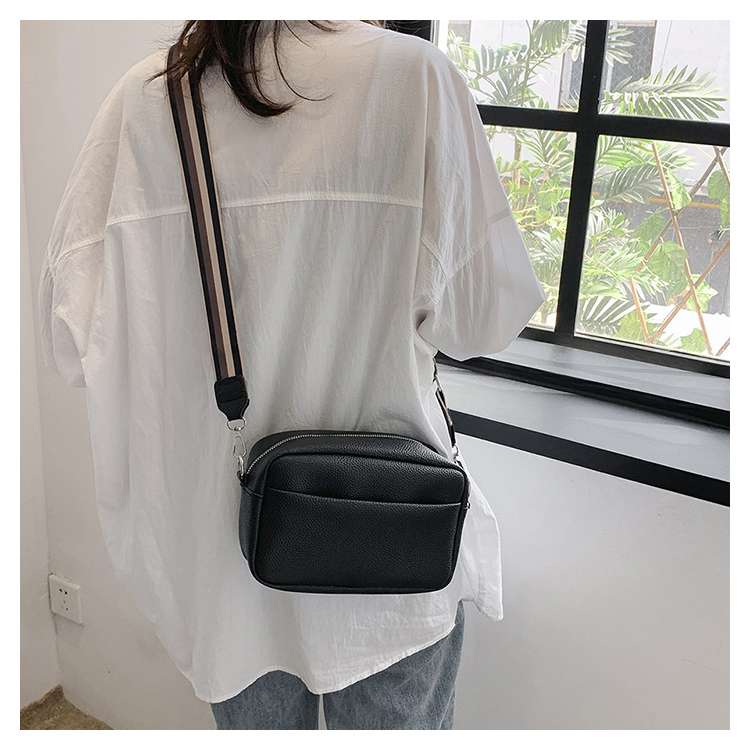 上質シンプル小型サコッシュ