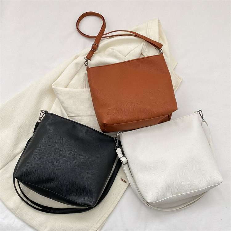 サコッシュ シンプル上質レザーショルダーバッグ