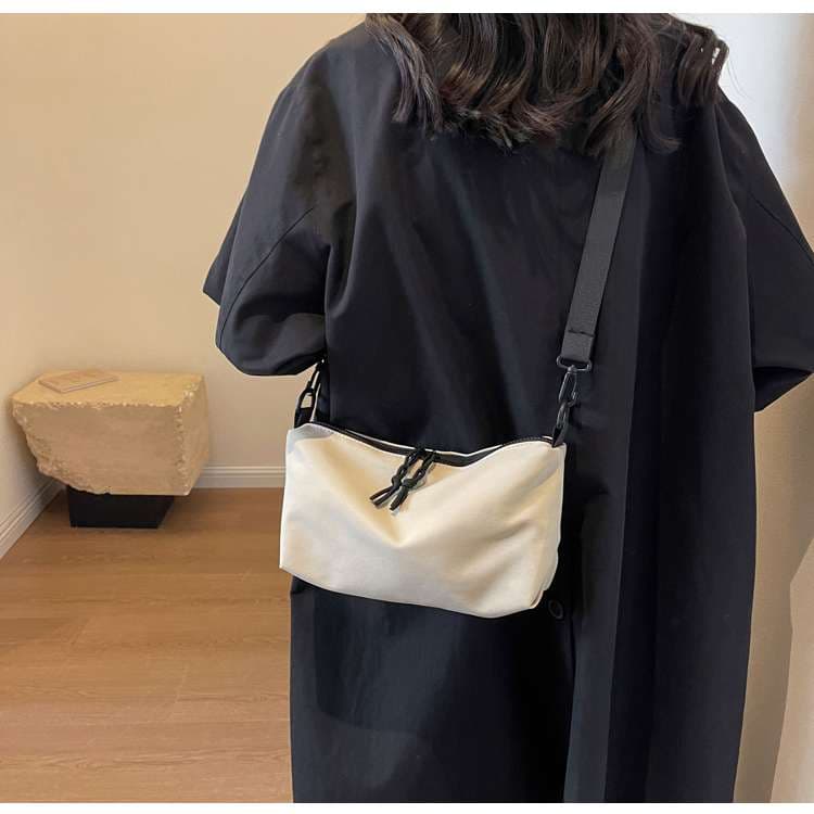 軽量サコッシュバッグ