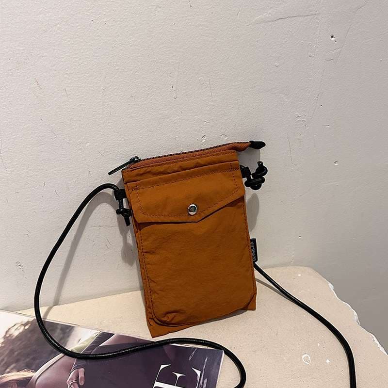 ミニマルデザインのナイロンサコッシュ