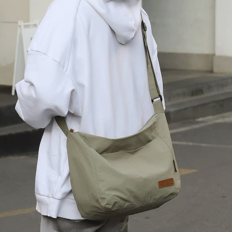 シンプル大容量ナイロンサコッシュ