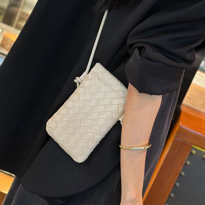 サコッシュ 編み込みデザインのミニショルダーバッグ