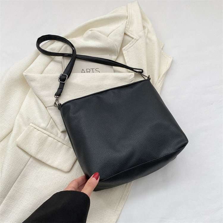 サコッシュ シンプル上質レザーショルダーバッグ