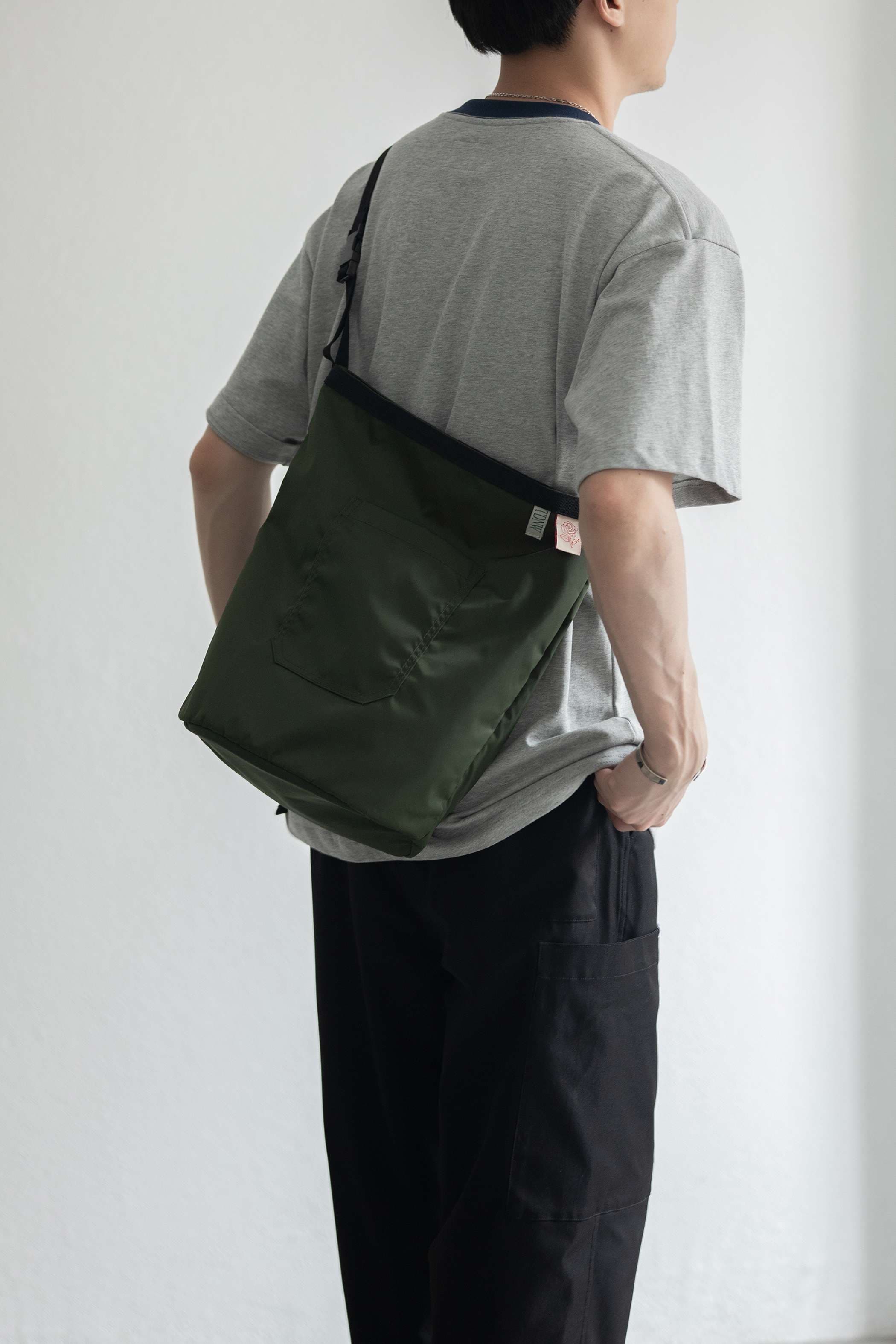 サコッシュ 軽量シンプル肩掛けバッグ