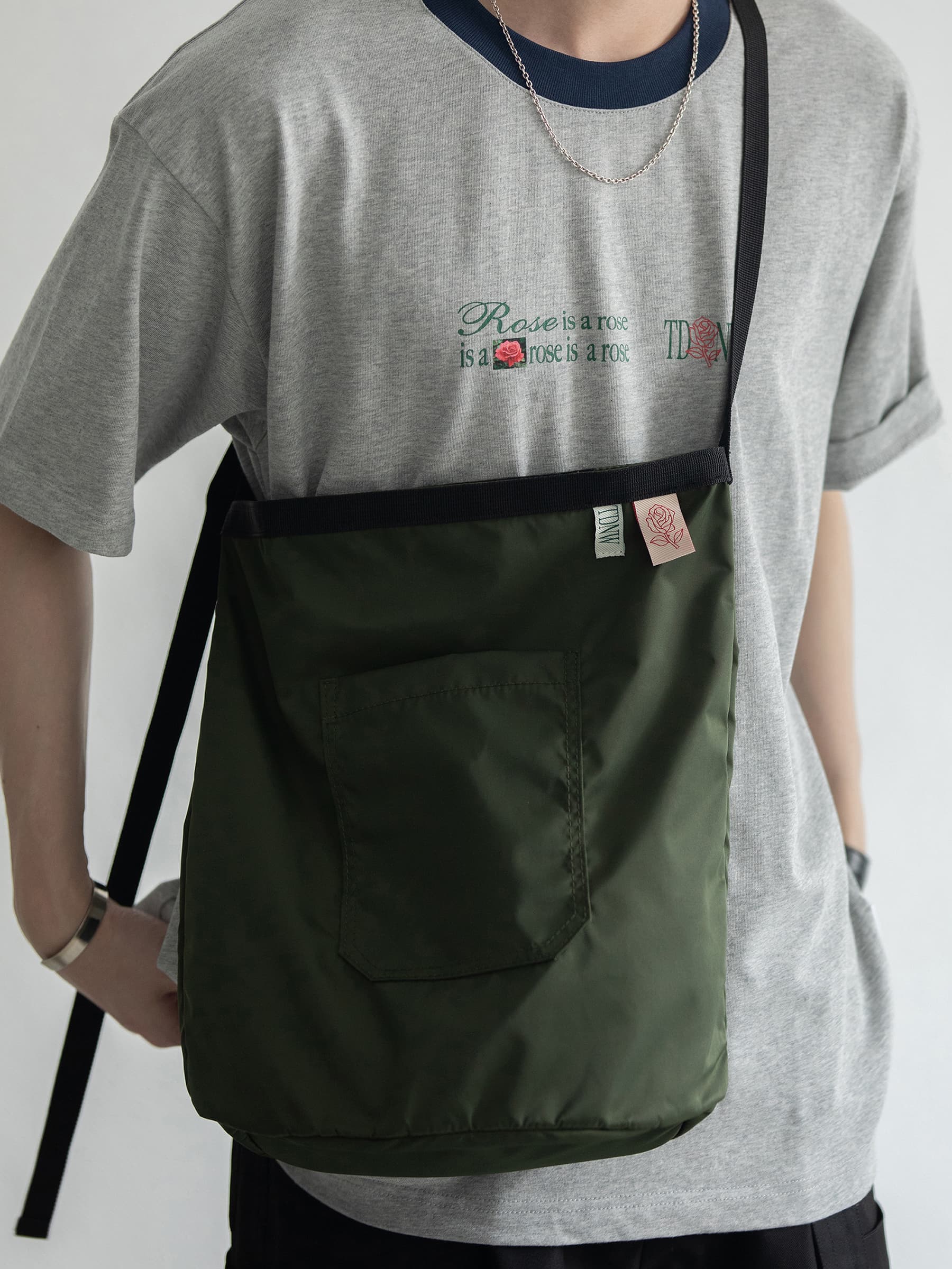 シンプル円筒形ナイロンサコッシュ