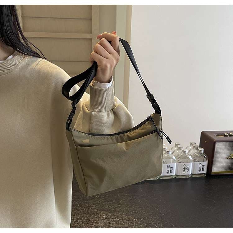 シンプル軽量サコッシュ
