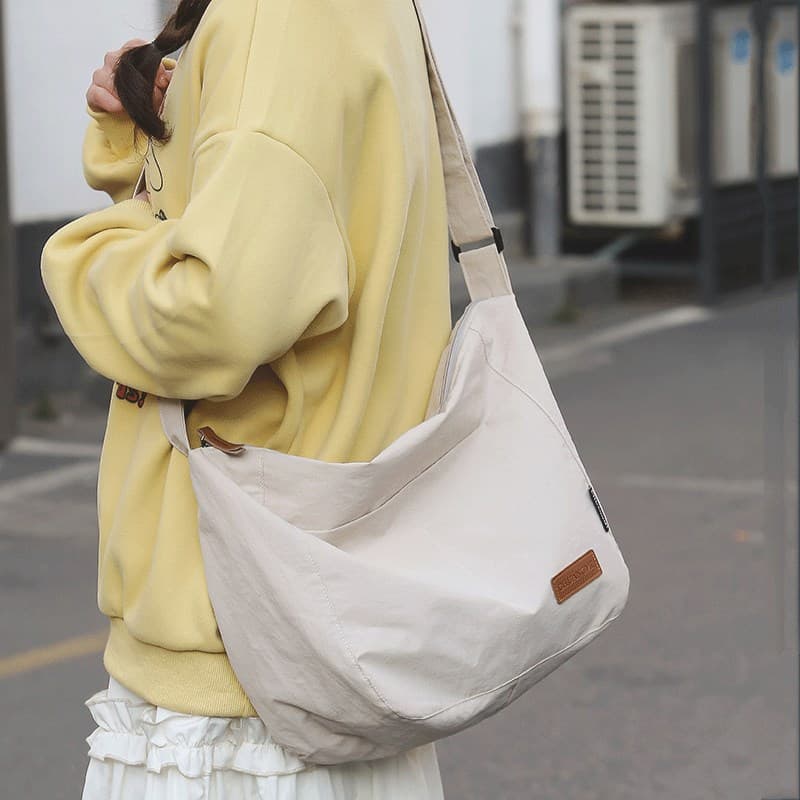シンプル大容量ナイロンサコッシュ