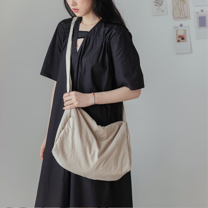 シンプル大容量ナイロンサコッシュ