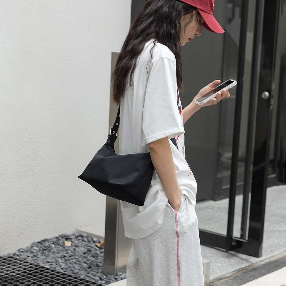 サコッシュ スタイリッシュ肩掛けミニバッグ