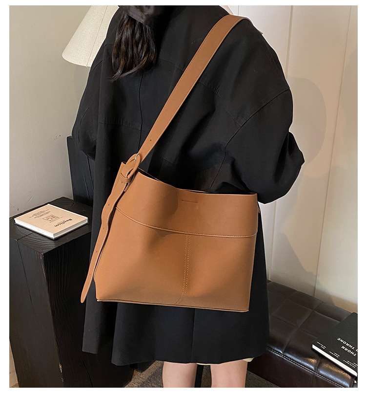 サコッシュ シンプル上質レザーショルダーバッグ
