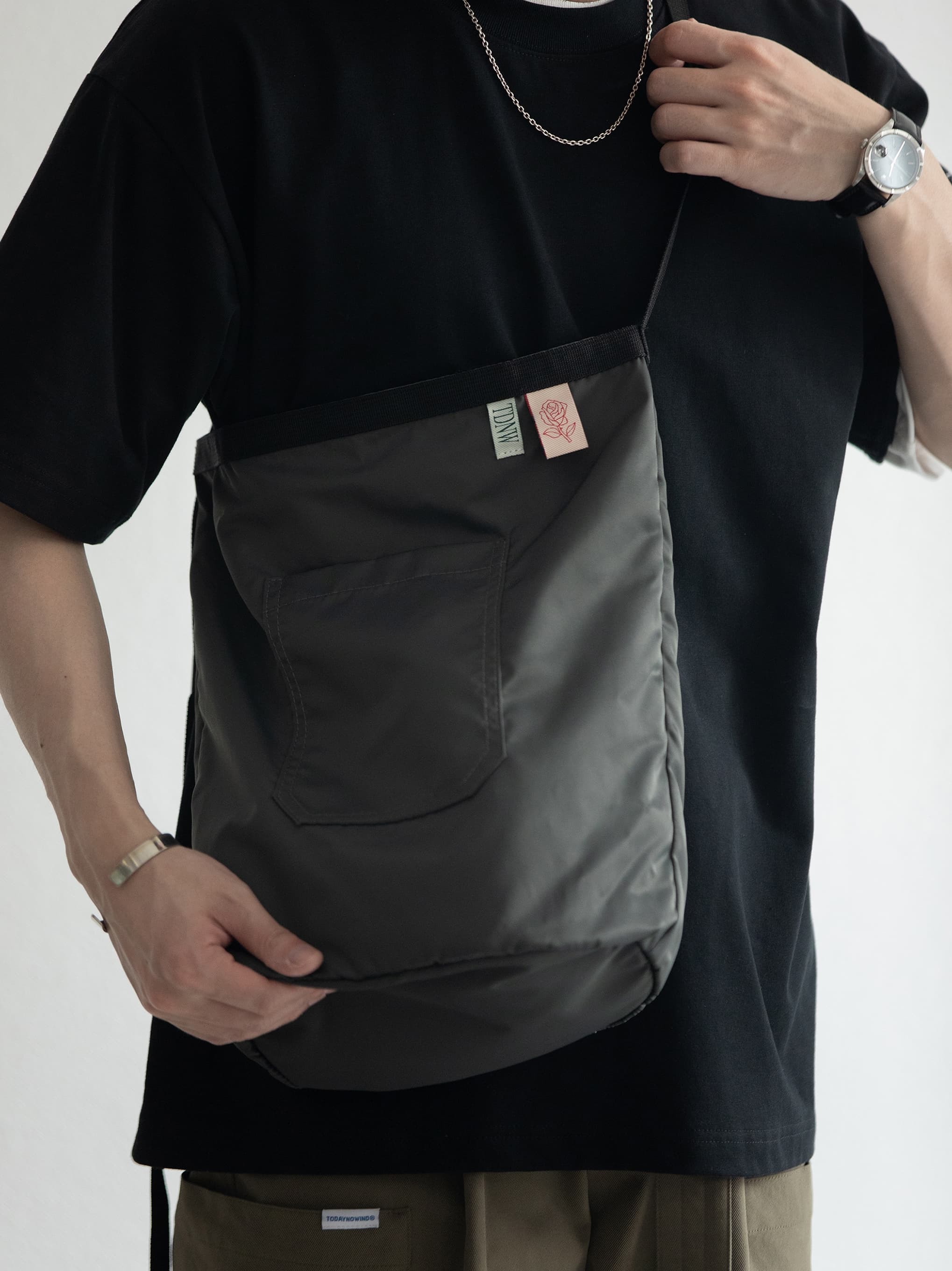 シンプル円筒形ナイロンサコッシュ