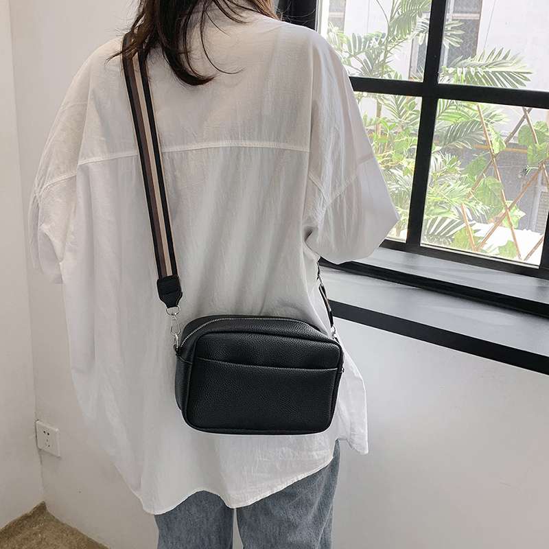 上質シンプル小型サコッシュ