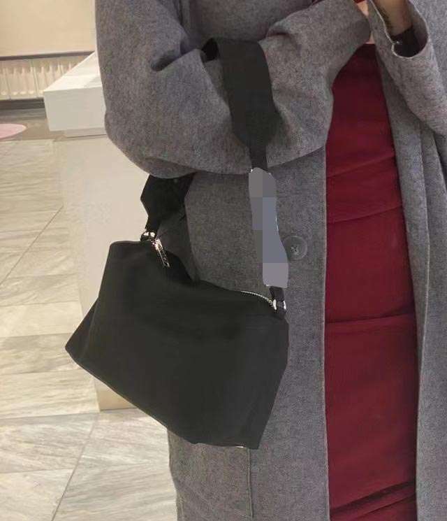 シンプル軽量サコッシュ