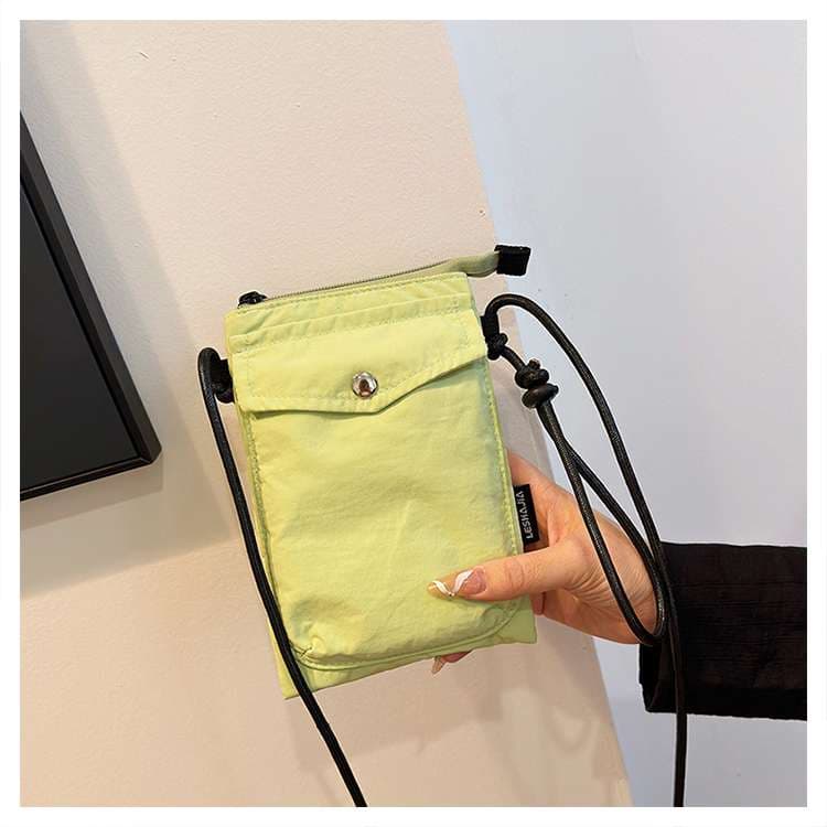 ミニマルデザインのナイロンサコッシュ