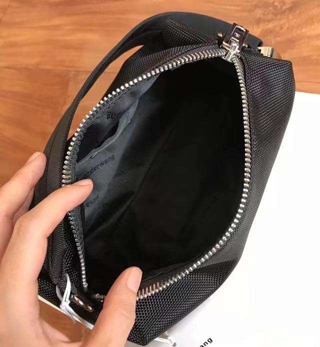 シンプル軽量サコッシュ