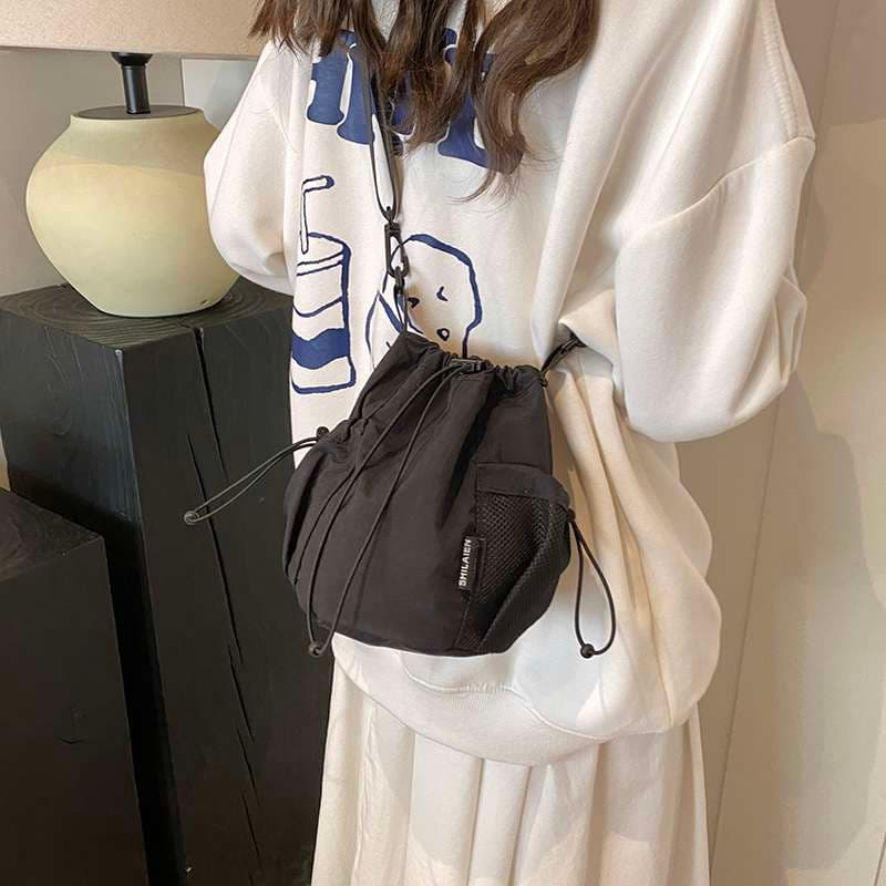 サコッシュ シンプル巾着風ショルダーバッグ