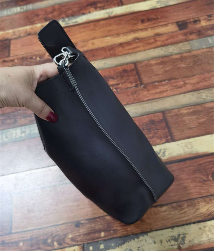 シンプル軽量サコッシュ