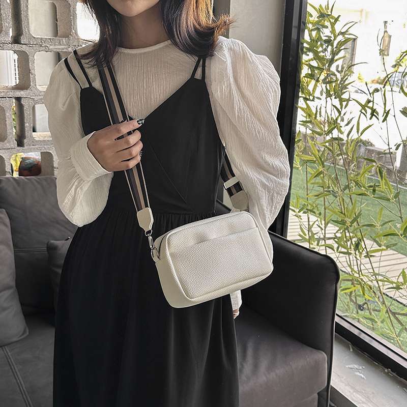 上質シンプル小型サコッシュ