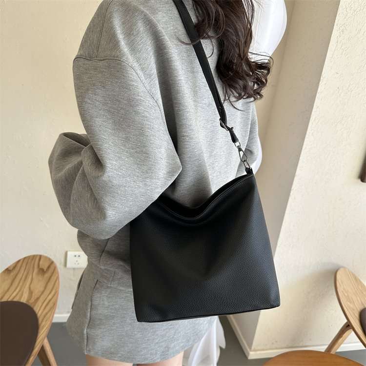 サコッシュ シンプル上質レザーショルダーバッグ