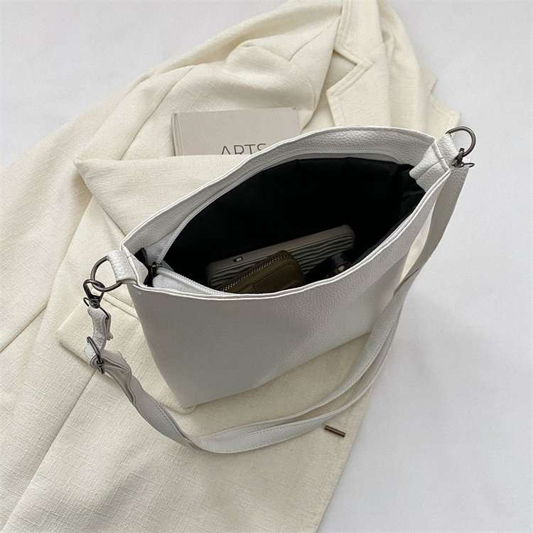 サコッシュ シンプル上質レザーショルダーバッグ
