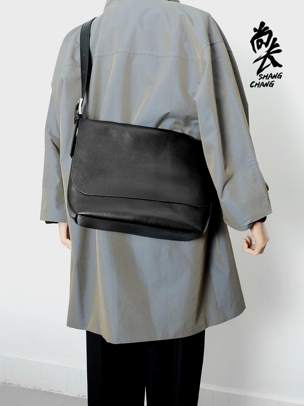 シンプル上質レザーサコッシュ