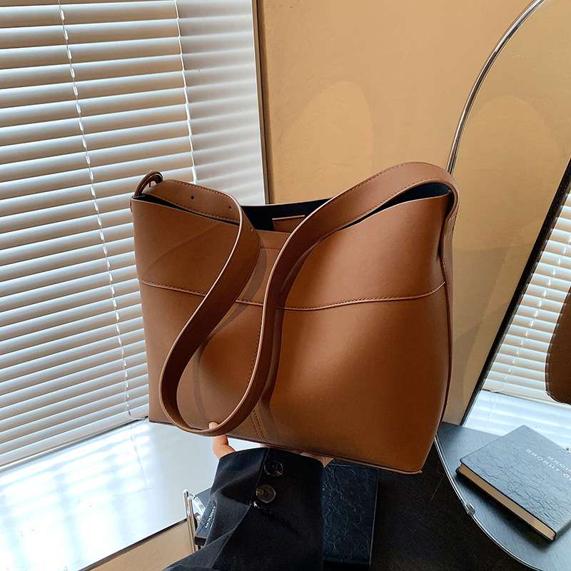 サコッシュ シンプル上質レザーショルダーバッグ