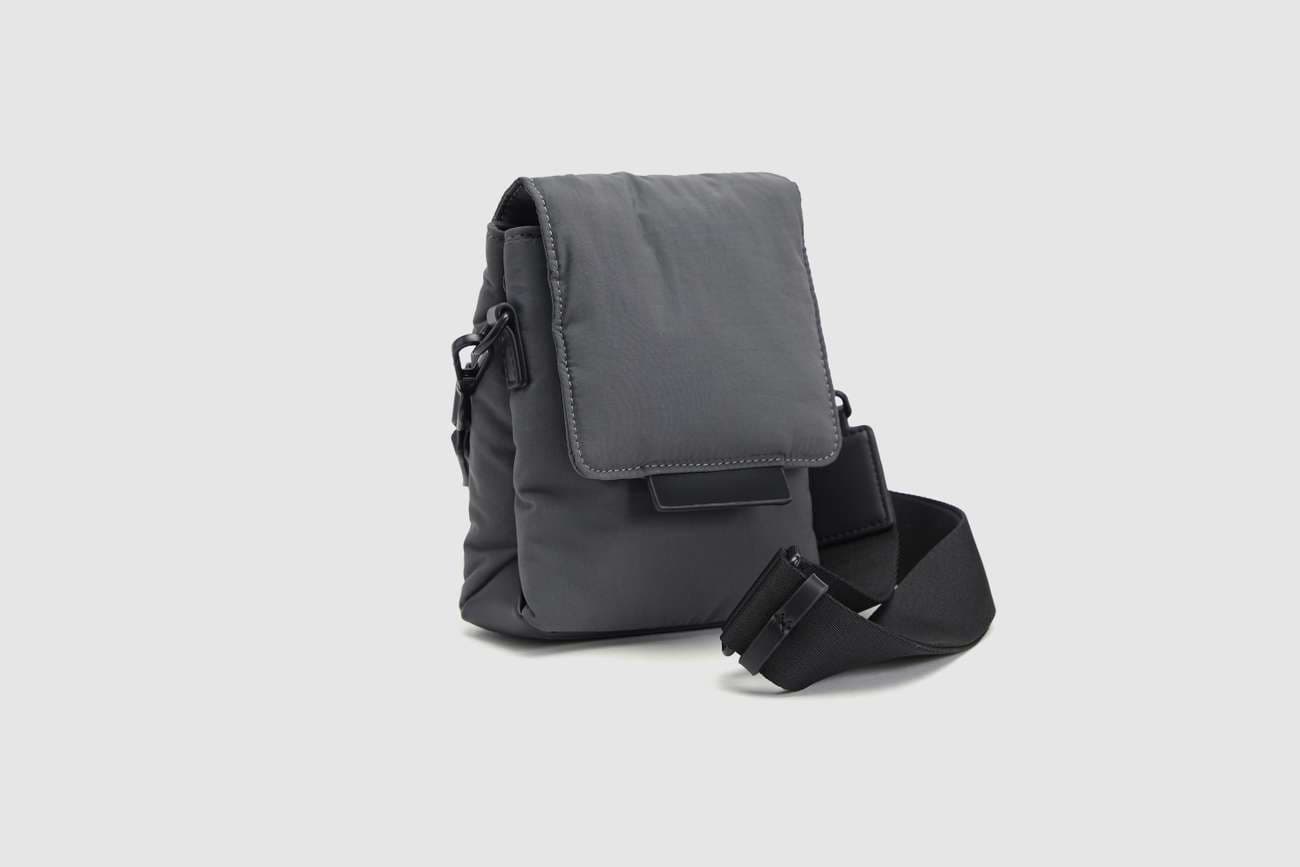 シンプルモダンサコッシュ