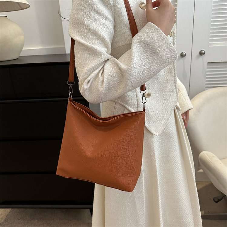 サコッシュ シンプル上質レザーショルダーバッグ