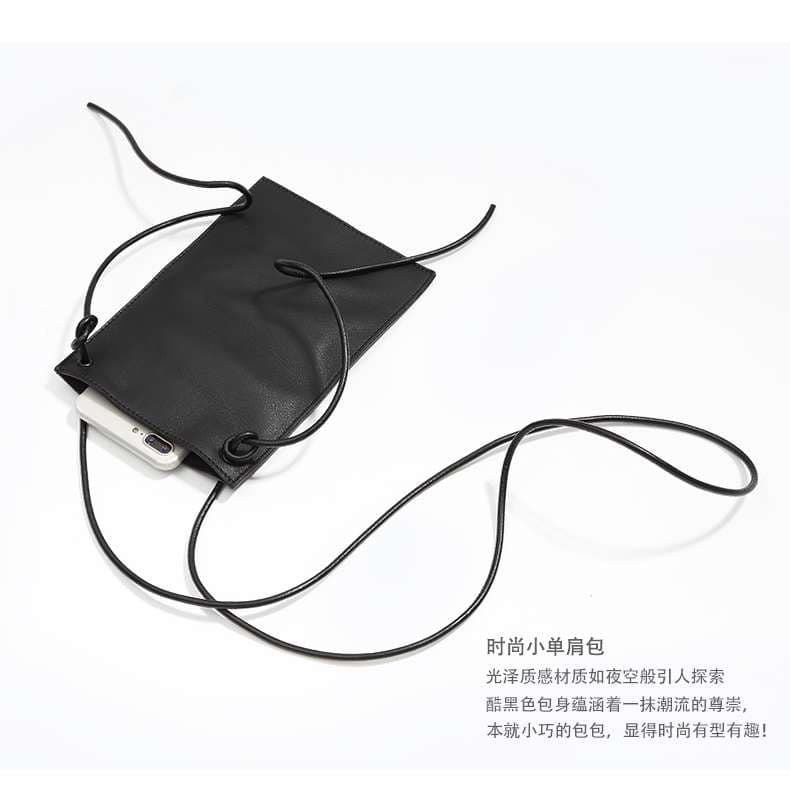 シンプル薄型サコッシュ