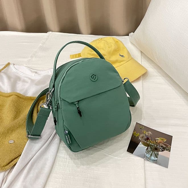 ミニマルデザインナイロンサコッシュ