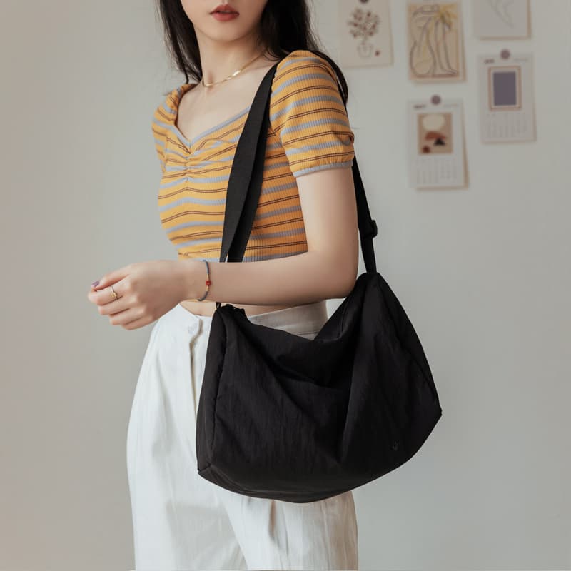 シンプル大容量ナイロンサコッシュ