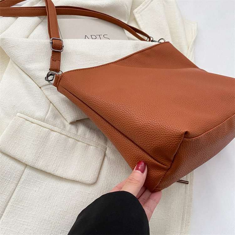 サコッシュ シンプル上質レザーショルダーバッグ