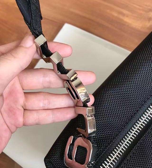シンプル軽量サコッシュ