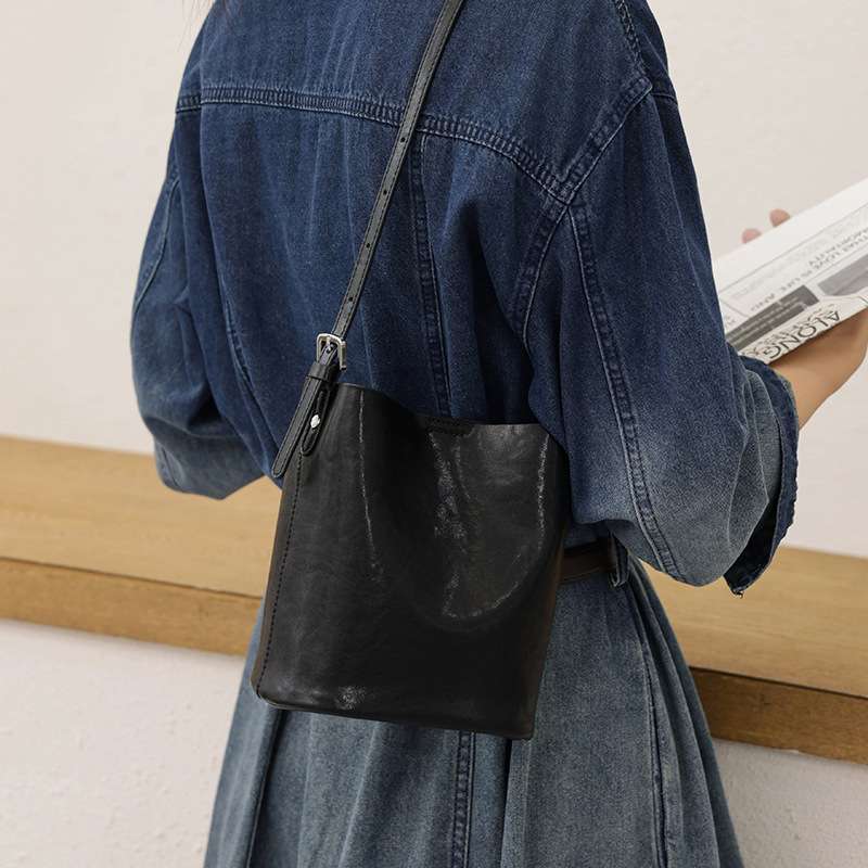 サコッシュ シンプル上質レザーミニバッグ