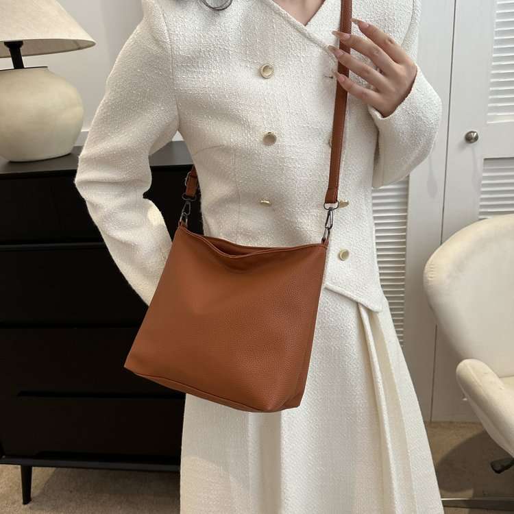 サコッシュ シンプル上質レザーショルダーバッグ