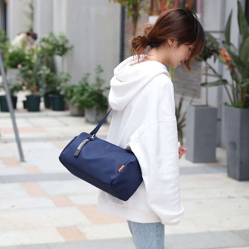 シンプル筒型ナイロンサコッシュ
