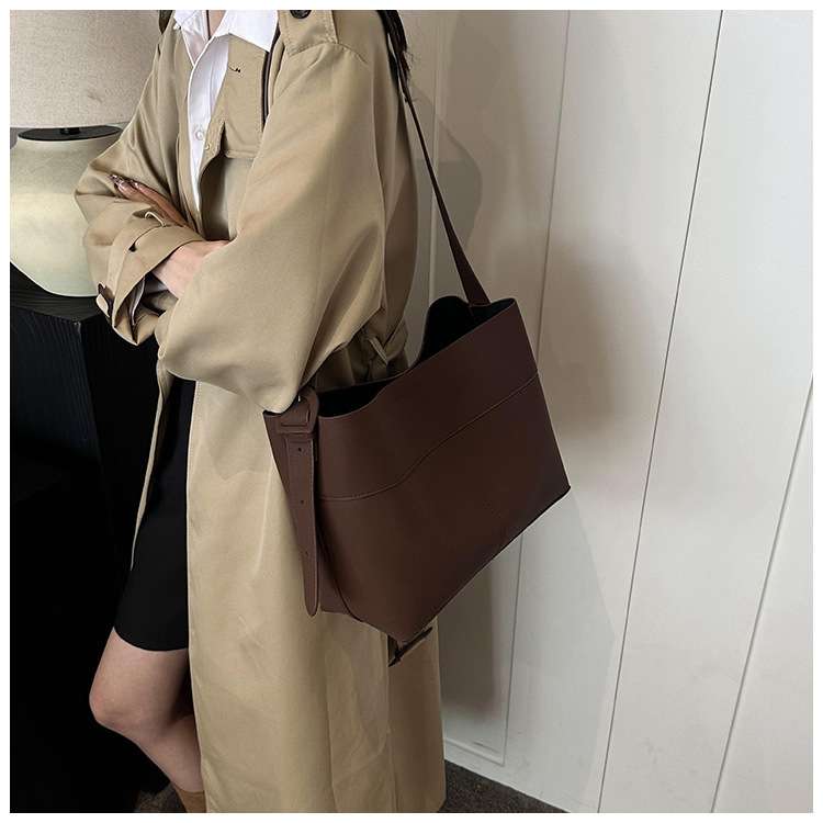 サコッシュ シンプル上質レザーショルダーバッグ