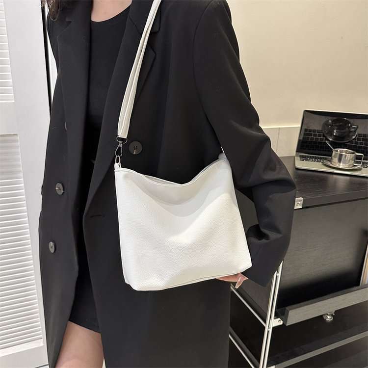 サコッシュ シンプル上質レザーショルダーバッグ