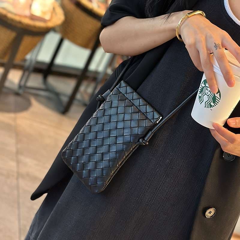 サコッシュ 編み込みデザインのミニショルダーバッグ