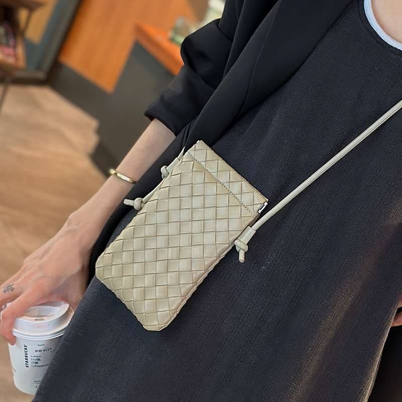 サコッシュ 編み込みデザインのミニショルダーバッグ