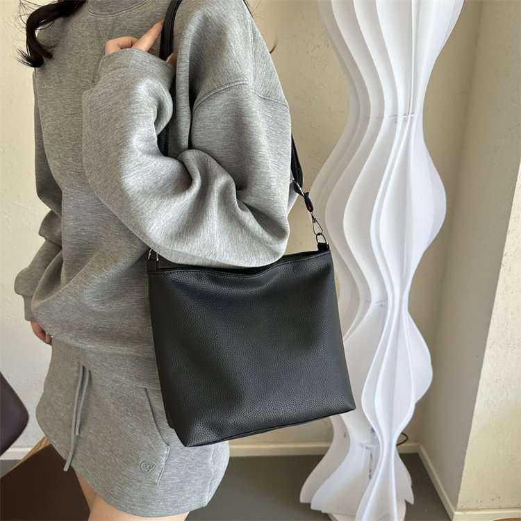 サコッシュ シンプル上質レザーショルダーバッグ