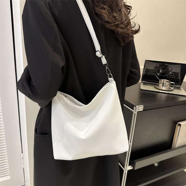 サコッシュ シンプル上質レザーショルダーバッグ