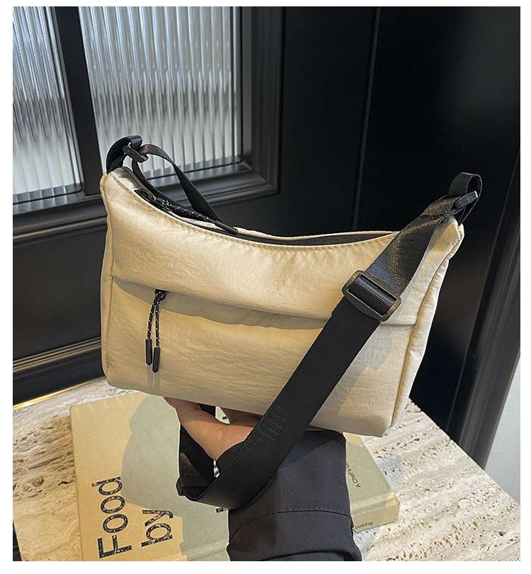 シンプル軽量サコッシュ