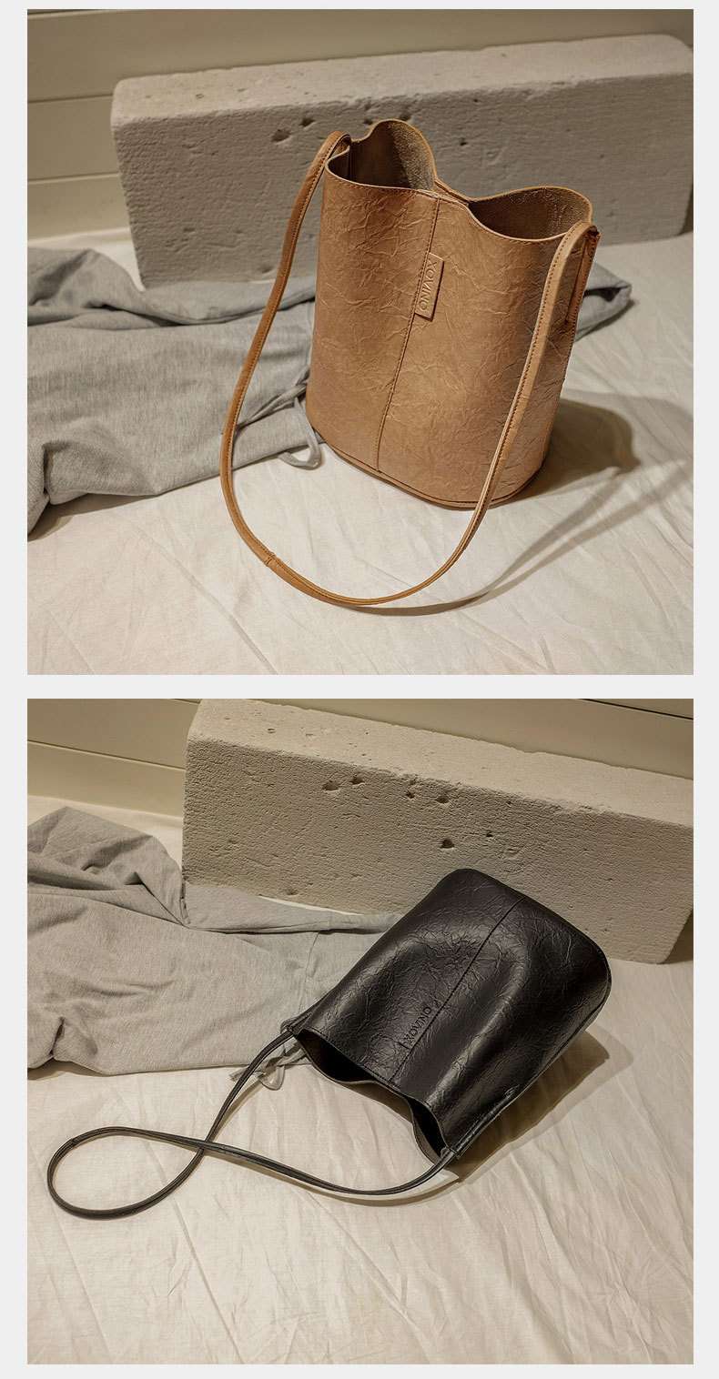 しっとり質感のバケツ型サコッシュ