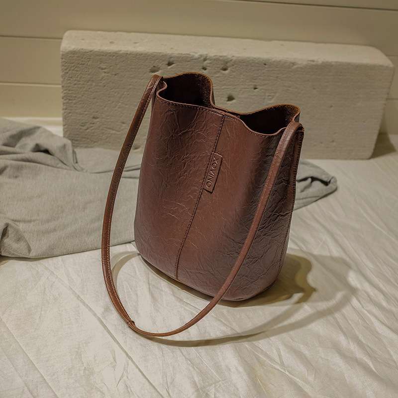 しっとり質感のバケツ型サコッシュ
