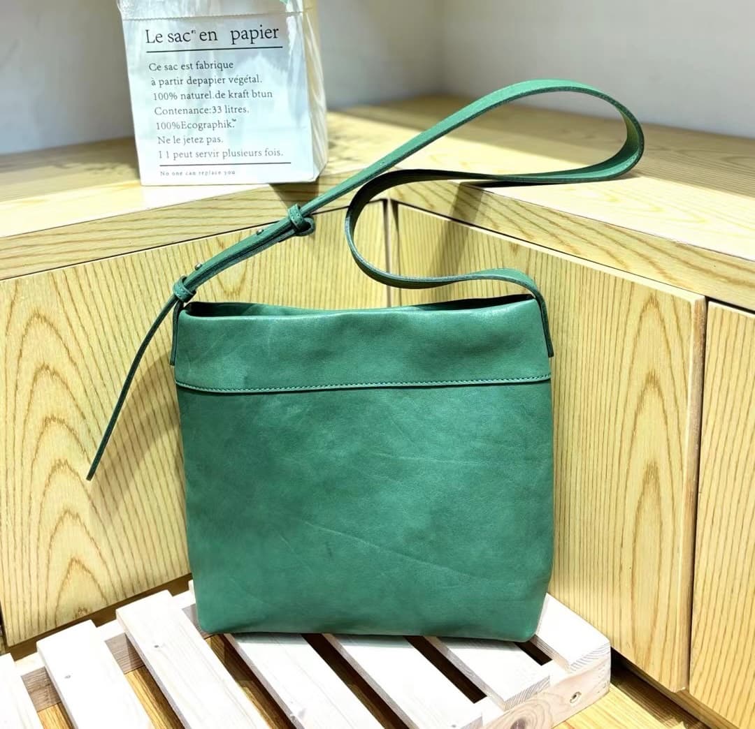 サコッシュ 上質素材の休日サコッシュ
