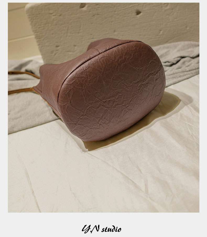しっとり質感のバケツ型サコッシュ